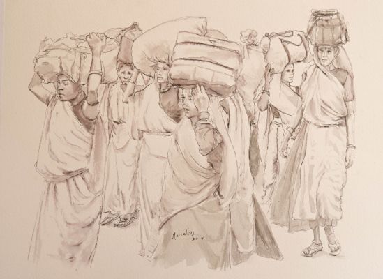 Frauen tragen Taschen auf dem Kopf